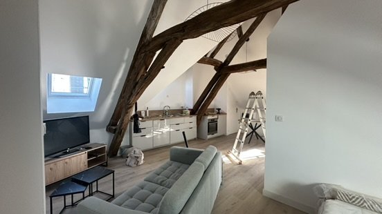 Séjour sous charpente apparente, appartement mansardé de Chablis