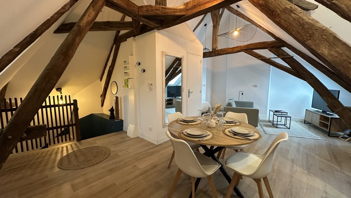 Salle à manger et mezzanine, appartement mansardé de Chablis