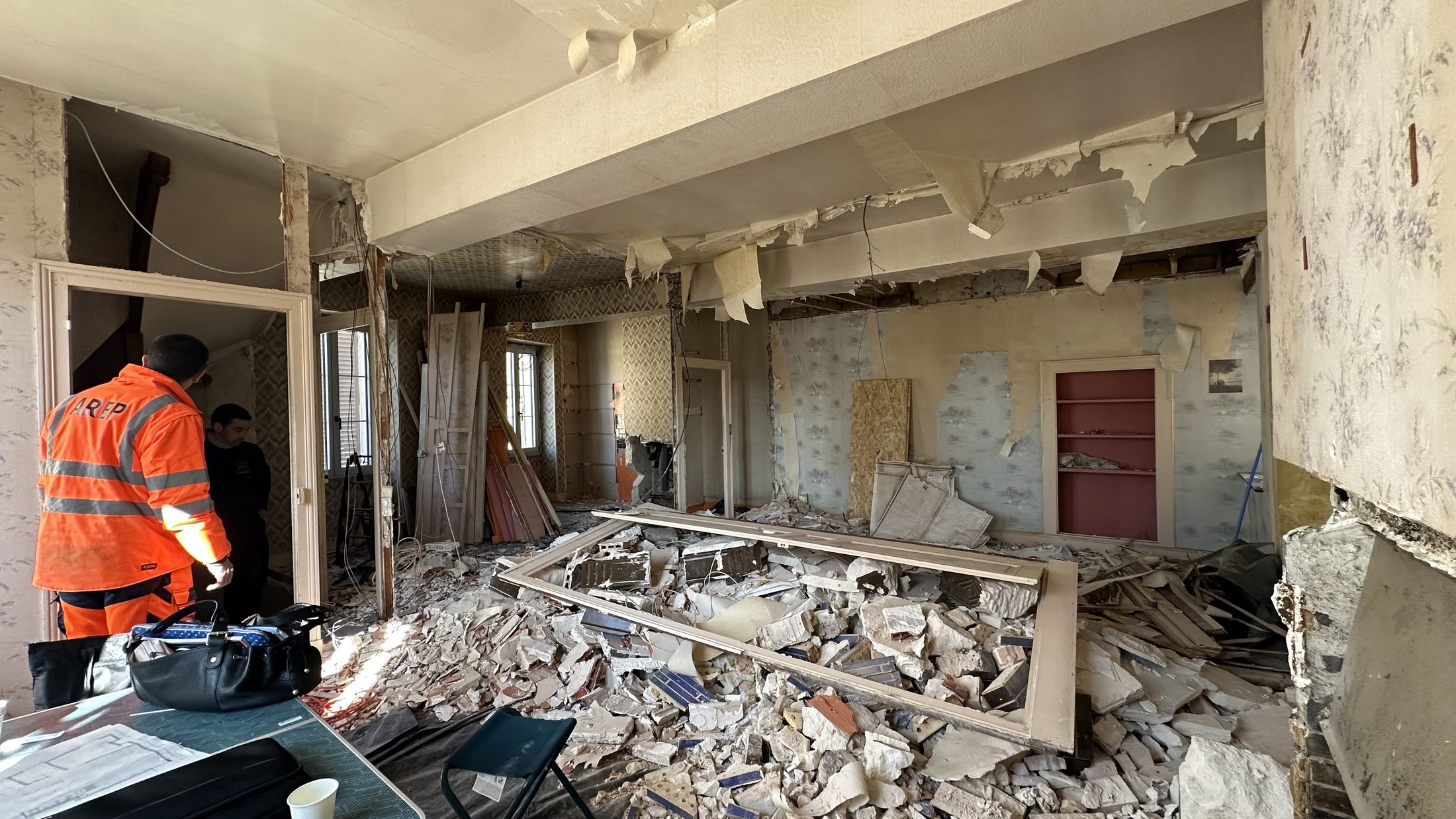 Intérieur de la maison de Chablis en cours de démolition avant travaux