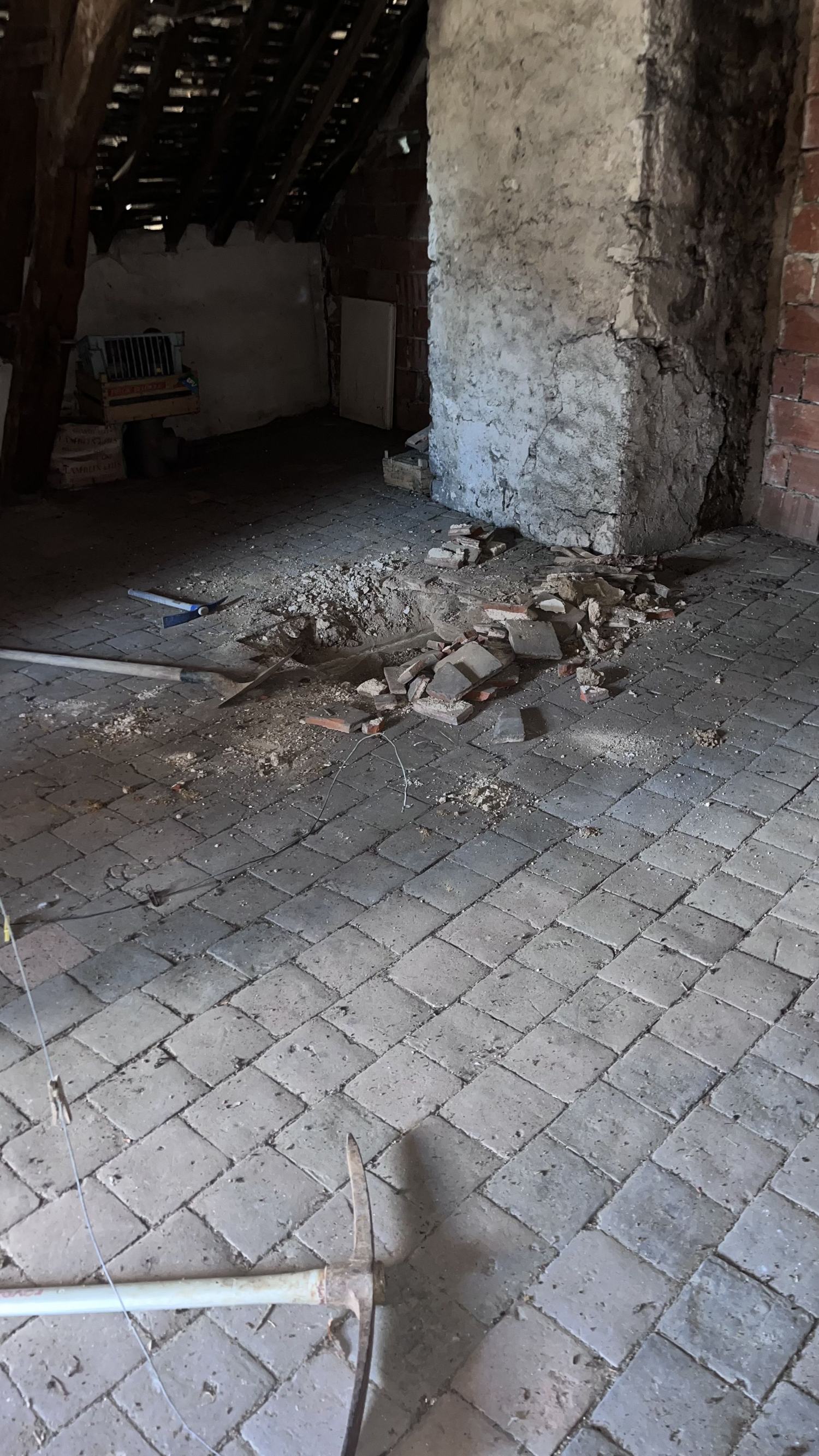 Combles de la maison de Chablis avant travaux, gravats au sol