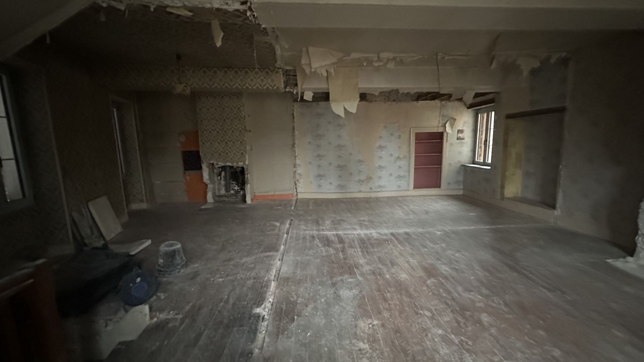 Pièce principale de la maison de Chablis avant travaux, murs et sol à nu