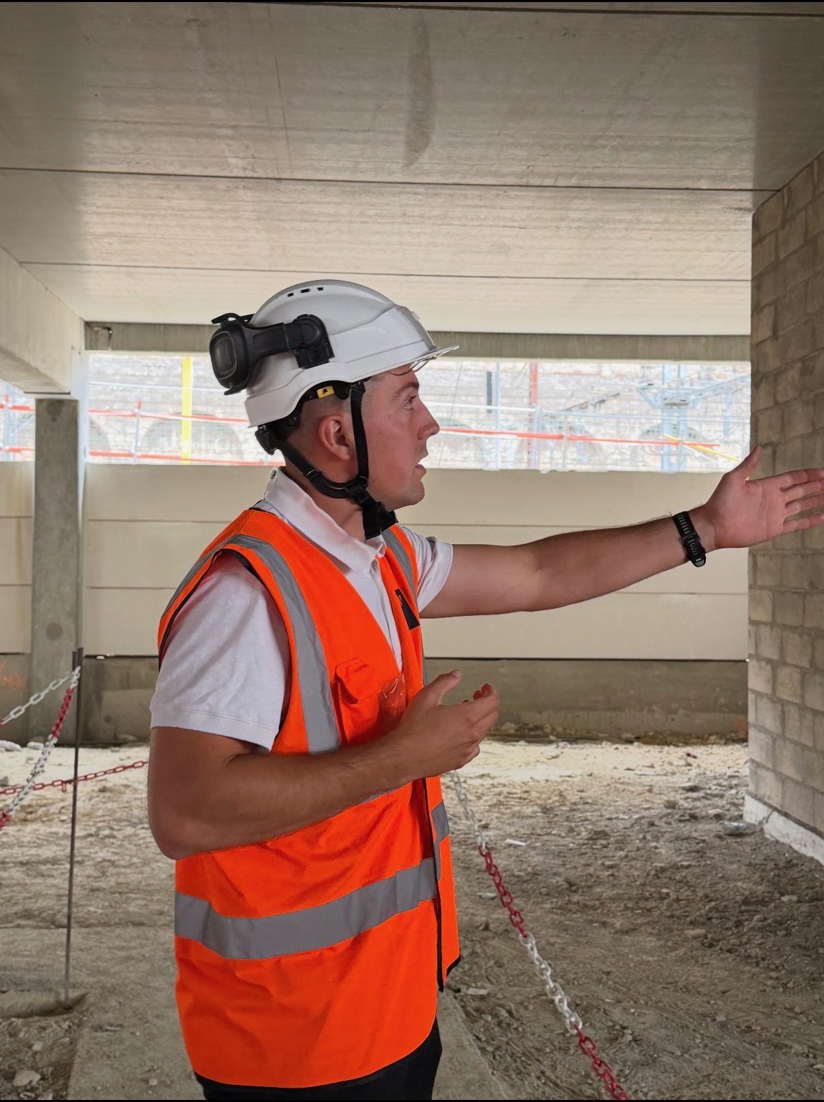 Maxime Luis, cofondateur d'Alpha Architecture, en suivi de chantier