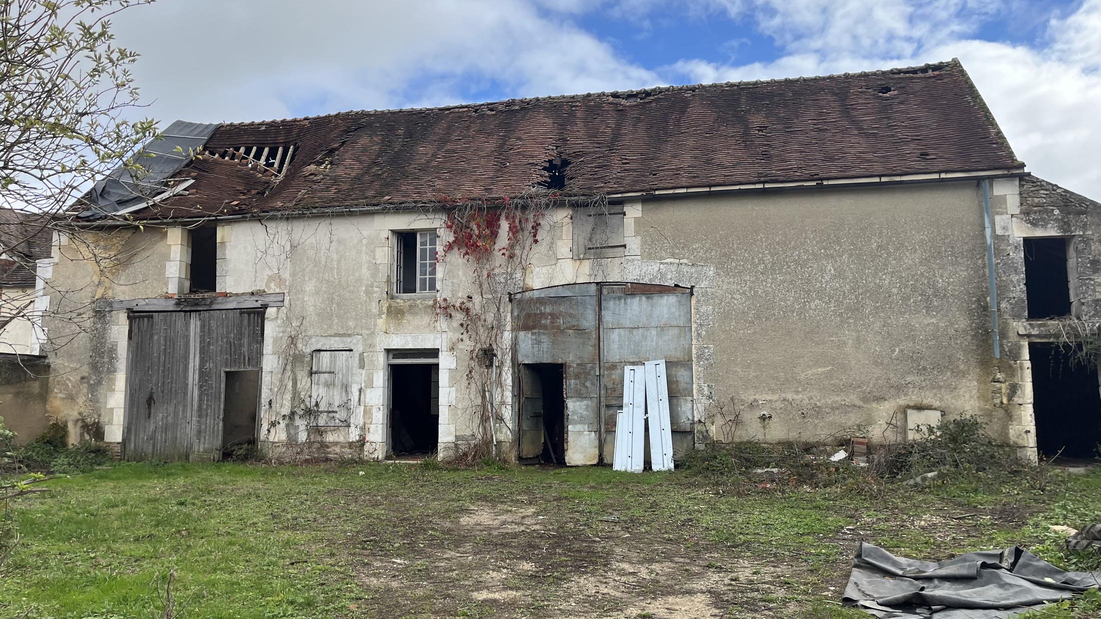 La grange de Venoy avant travaux, toiture partiellement effondrée